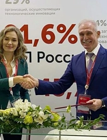 Sergey Morozov, governor of Ulyanovsk Oblast, and Ksenia Frank, chair of the Supervisory Boa...